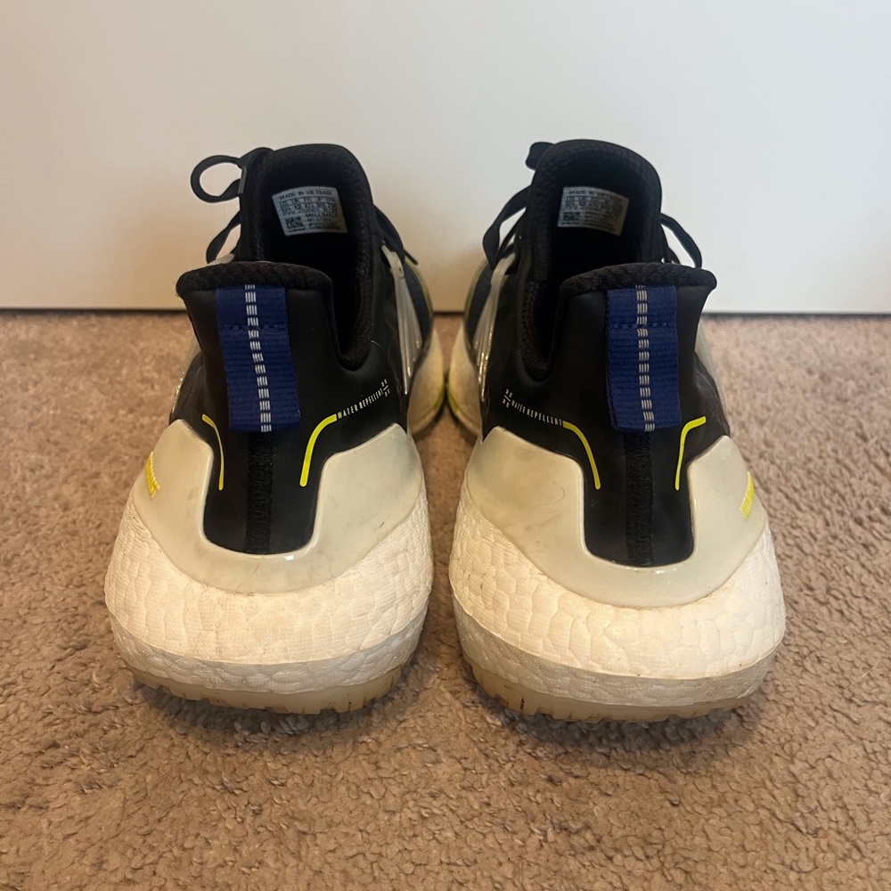 ULTRABOOST - Picture 3 of 5